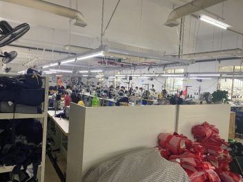 探秘湖北國派服裝制造 匠心工藝與產(chǎn)業(yè)升級(jí)之路